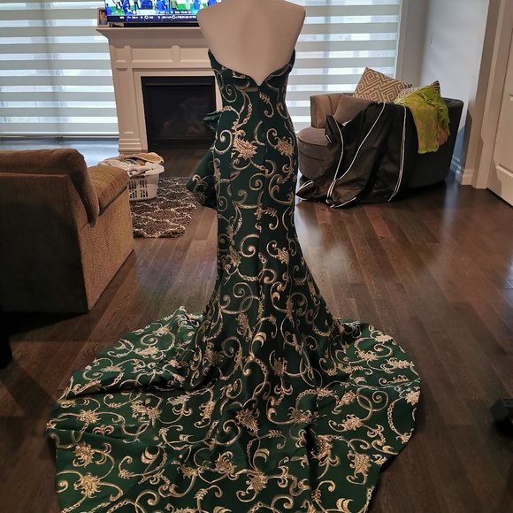 Couture mermaid dress with train - Picture 3 of 4